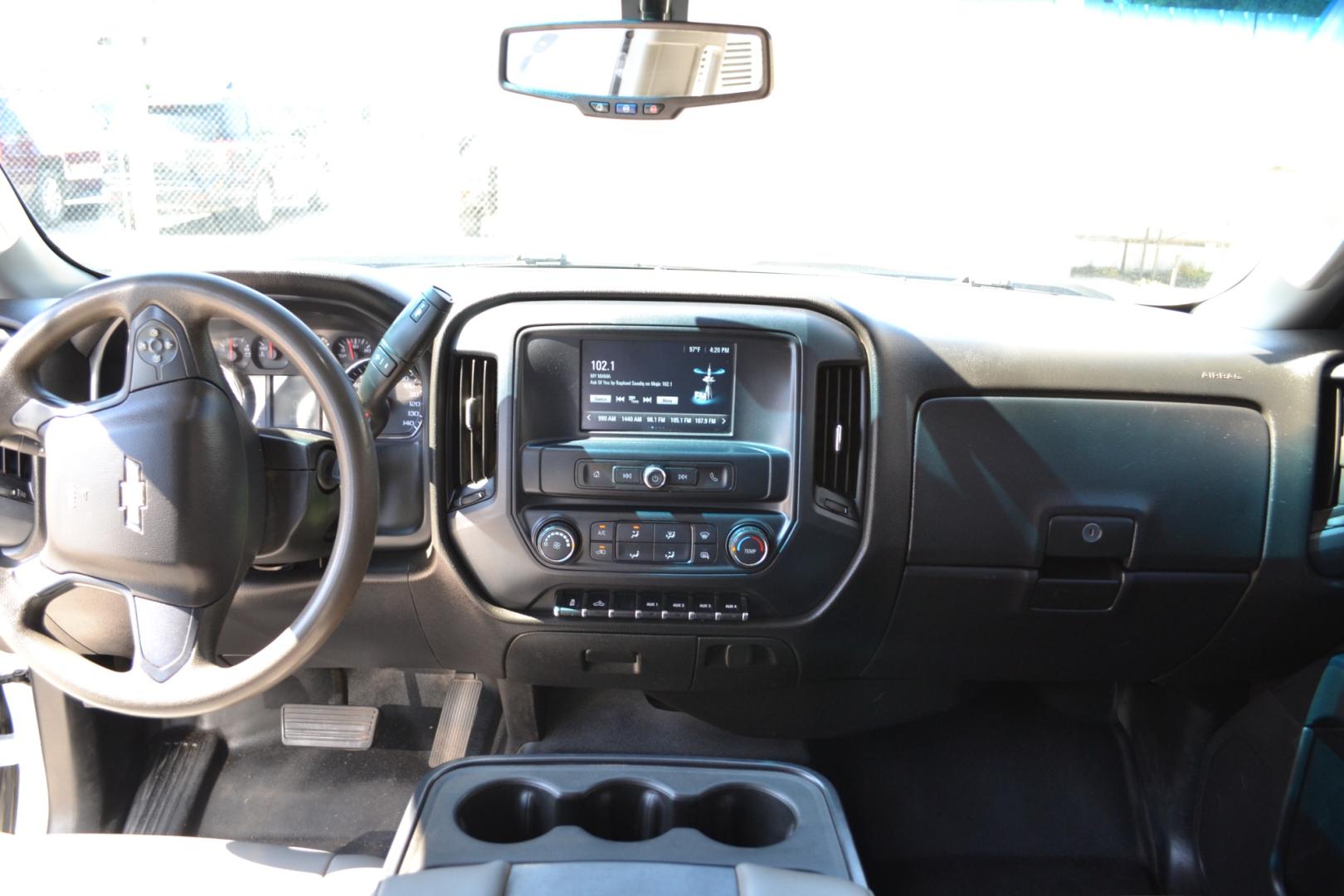 2019 WHITE /BLACK CHEVROLET 3500 with an VORTEC 6.0L V8 engine, AUTOMATIC transmission, located at 9172 North Fwy, Houston, TX, 77037, (713) 910-6868, 29.887470, -95.411903 - Photo#11